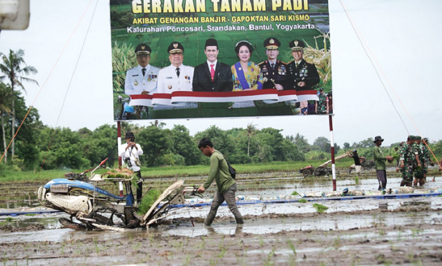 Gerakan Tanam Padi Akibat Genangan Banjir di Poncosari, Bantul