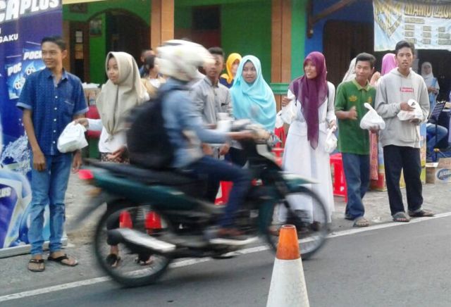 Siswa SMP Angkasa Adisutjipto Yogyakarta Bagi-Bagi Takjil