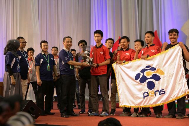 Tim Eros PENS Bawa Pulang Piala Juara 1 Untuk KRSBI Humanoid