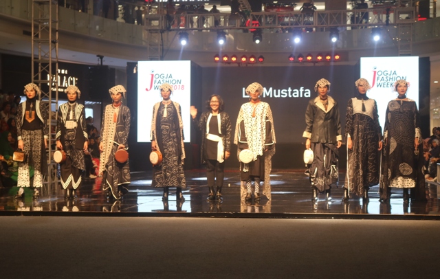 Disainer Lia Mustafa Hadirkan Judul Absurd Di Jogja Fashion Week Hartono Mall, 21 November 2018.