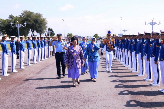 Ibu Kehormatan Taruna Akademi TNI Beri Pembekalan Kepada Taruna AAU