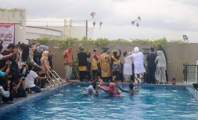 Amazing! Nikah Unik di Fitness Mahar Dumbell Pasangan ke-8000 Spirit Hari Pahlawan 2019