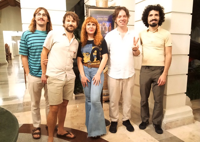 Altin Gun, Band Turkish Psychedelic Dari Belanda, Sukses Tampil Di Ballroom The Phoenix Hotel Yogyakarta