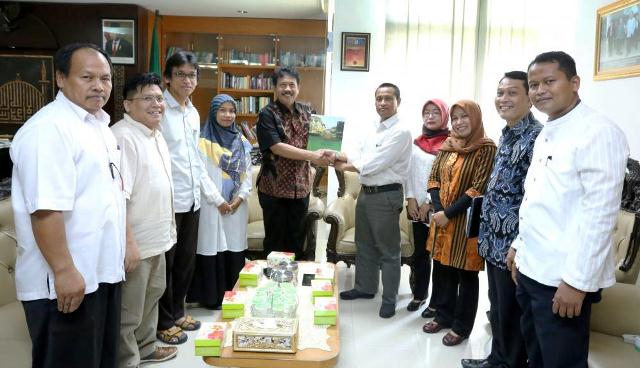 Panitia Penjaringan Bakal-calon Rektor Universitas Islam Negeri Sunan Kalijaga Yogyakarta, Menyerahkan berkas Persyaratan Ke Rektor