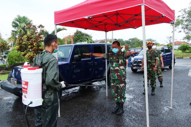 Penyemprotan Sterilisasi Semua Personil dan Masyarakat serta Kendaraan Yang Masuk Lanud Adisutjipto