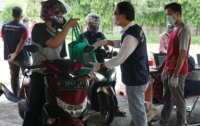 Universitas Muhammadiyah Yogyakarta Bagikan 1.600 Paket Logistik Untuk Mahasiswa