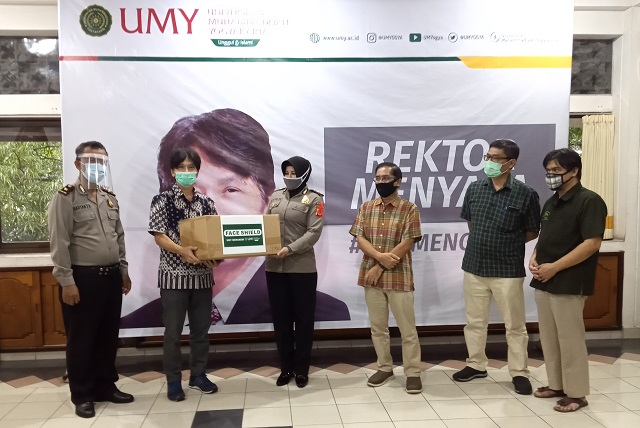 UMY Mengabdi Bagikan APD Face Shield Ke Polda DIY dan Rumah Sakit PKU Muhammadiyah