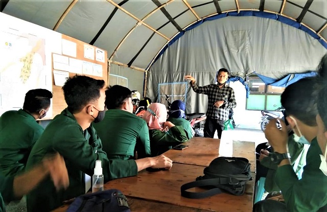 Mahasiswa UIN Sunan Kalijaga Yogyakarta Tugas Sebagai Relawan Di Posko Pengungsian Gunung Merapi