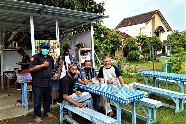 Pemilih Pilkada Bantul Di TPS 048 Balai RT 09 Perumahan Gunungsempu Menunggu Hasil Sambil Minum Bajighur