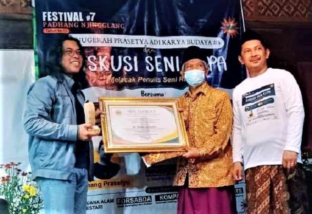 Mikke Susanto Menerima Penghargaan Anugerah Prasetya Adikarya Budaya Ke-3