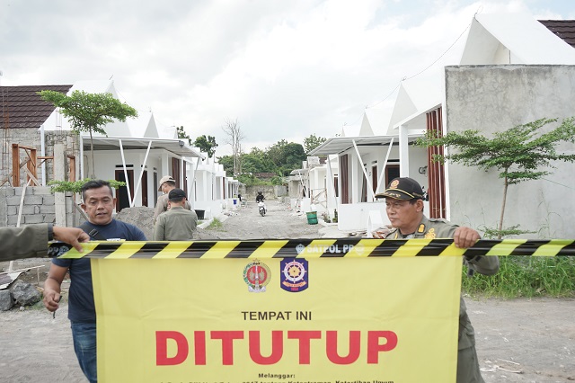 Satpol PP DIY Segel Perumahan Tak Berizin di Maguwoharjo-Sleman, Yogyakarta