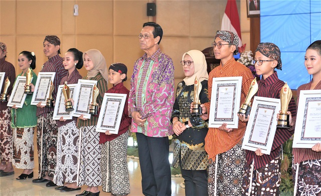 Sultan HB X Berikan Apresiasi Prestasi Kepada Generasi Muda Jogja Pelestari Budaya
