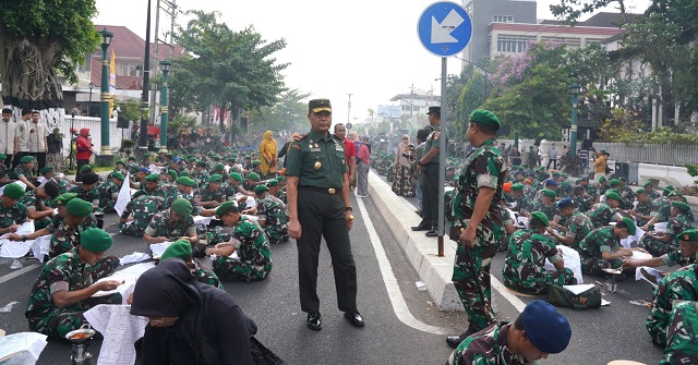 Hari Batik Nasional, 2 Oktober, Seribu Prajurit TNI Membatik Pecahkan Rekor MURI