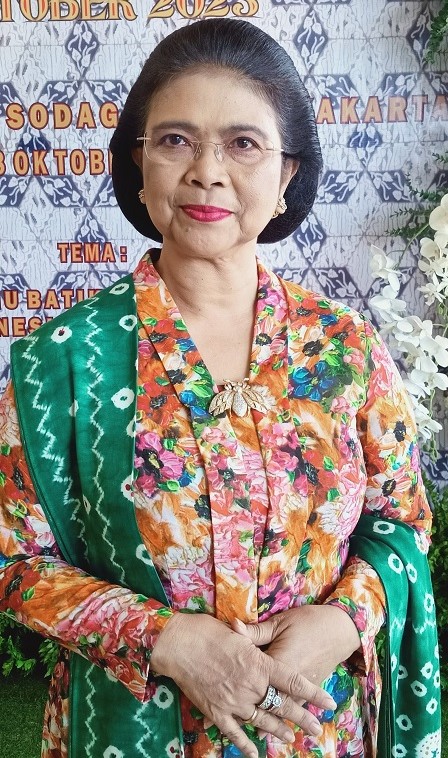 GUSTI PUTRI Menerima Penghargaan Sebagai Penggali dan Pembaharu Motif Batik