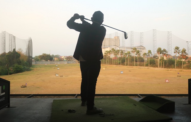 Bermain Golf Secara Feel Free Di HOSEL Bistro and Driving Range, Tepi Selokan Mataram jalan Magelang Yogyakarta