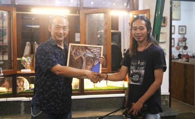 AZIZ NUR TOTOX Menyatukan Seni Rajutan dan Lukisan Lewat Pameran Tunggal NGACA di LAV Galeri Yogyakarta