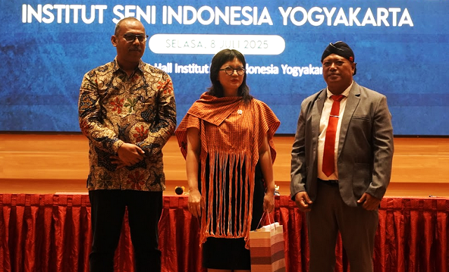 Prof STELLA CHRISTIE Yakin ISI YOGYAKARTA Mampu Menjadi Pelopor DIPLOMASI SENI INDONESIA Secara Global