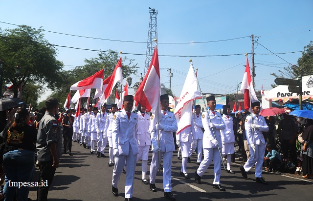 Masyarakat Antusias Memenuhi Malioboro Nonton Pawai Kemerdekaan JOGJA FASHION CARNAVAL 2025