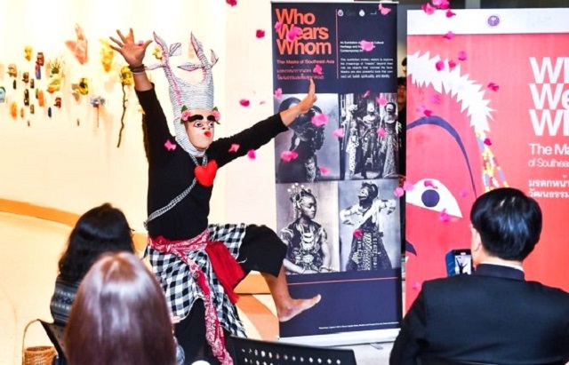I MADE ARYA DWITA DEDOK Tarikan MANUSIA POHON PENUH CINTA Di Who Wears Whom: The Masks of Southeast Asia, Bangkok-Thailand