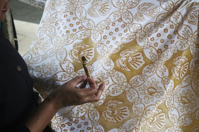 Yulianti, Pelajar Yang Tertarik Belajar Membatik Di Desa Wisata Wukirsari, Bantul, Yogyakarta