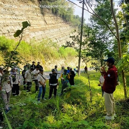 Dosen Pendidikan Geografi Ajak Guru Geografi Kenali Bentang Alam Gunungkidul