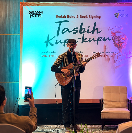 Bedah Buku TASBIH KUPU-KUPU Karya PANJI SAKTI Di GRAMM HOTEL by Ambarrukmo Yogyakarta