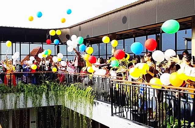 Closing FASHION ON THE STREET PRAWIROTAMAN 2026, Diwarnai Dengan Pelepasan Balon Dari Roof-top Dhipa Kinanthi by Raminten, Yogyakarta