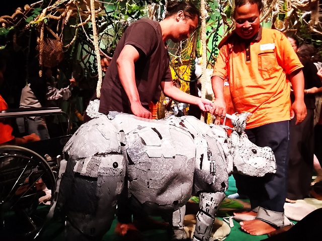 PESTA BONEKA Ke-10 HOLDING HANDS: Bergandengan Tangan Di Sebuah Hutan Kecil Di Yogyakarta Untuk Dunia