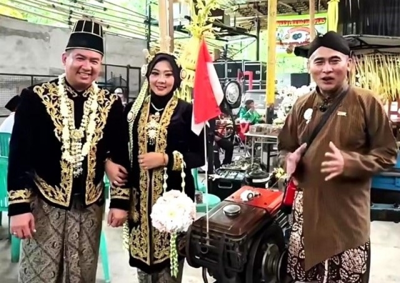 Nikah Bareng Sederhana Di Traktor Dengan Mahar Sepasang Ayam