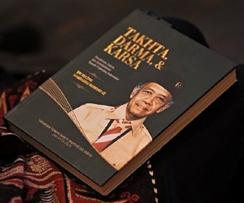 Buku TAHTA, DARMA, dan KARSA, Keteladanan Bapak Pramuka Indonesia, SRI SULTAN HAMENGKU BUWONO IX